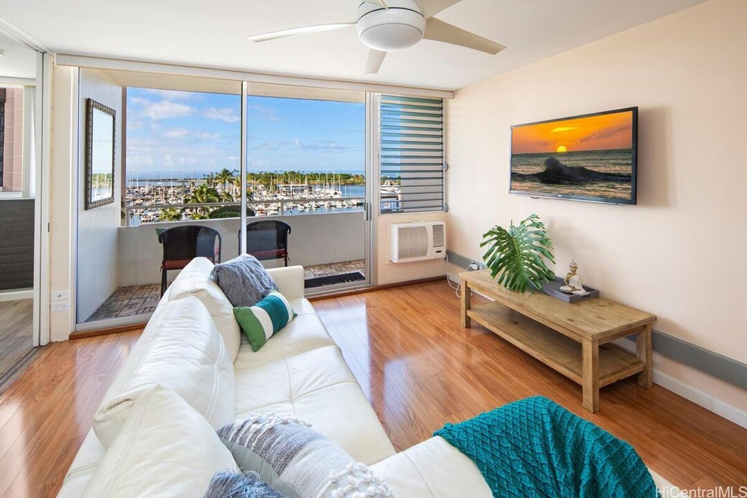 1676 Ala Moana Blvd in Honolulu, HI - Building Photo