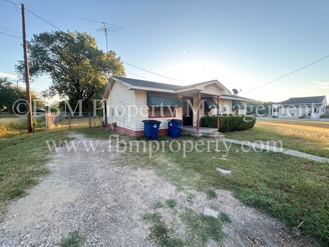 1312 N Shawnee St in Ennis, TX - Building Photo - Building Photo