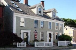4 Warren St, Unit 4 Warren St Unit B in Newburyport, MA - Building Photo