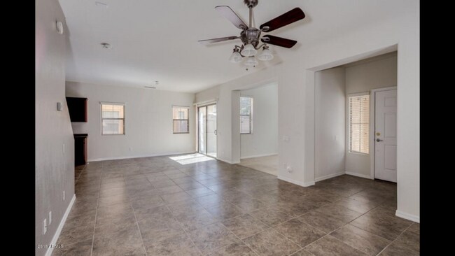 1933 W Davis Rd in Phoenix, AZ - Foto de edificio - Building Photo