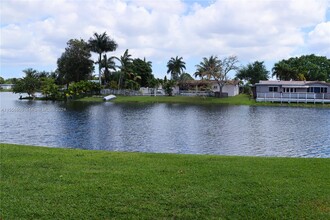 2001 NW 96th Ter, Unit 10J in Pembroke Pines, FL - Foto de edificio - Building Photo
