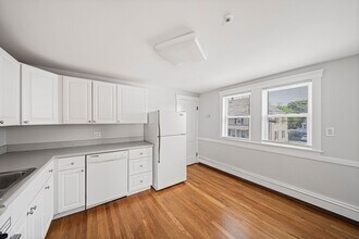 14 Hartwell St in Waltham, MA - Building Photo - Building Photo