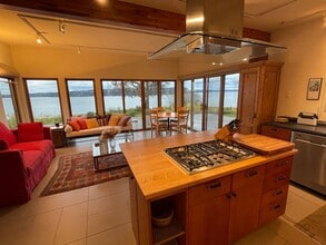 720 Edgecliff Dr in Langley, WA - Building Photo - Building Photo