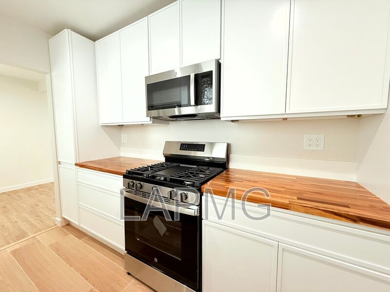 2304 N Frederic St in Burbank, CA - Building Photo