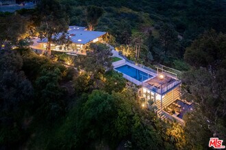 10556 Fontenelle Way in Los Angeles, CA - Building Photo - Building Photo