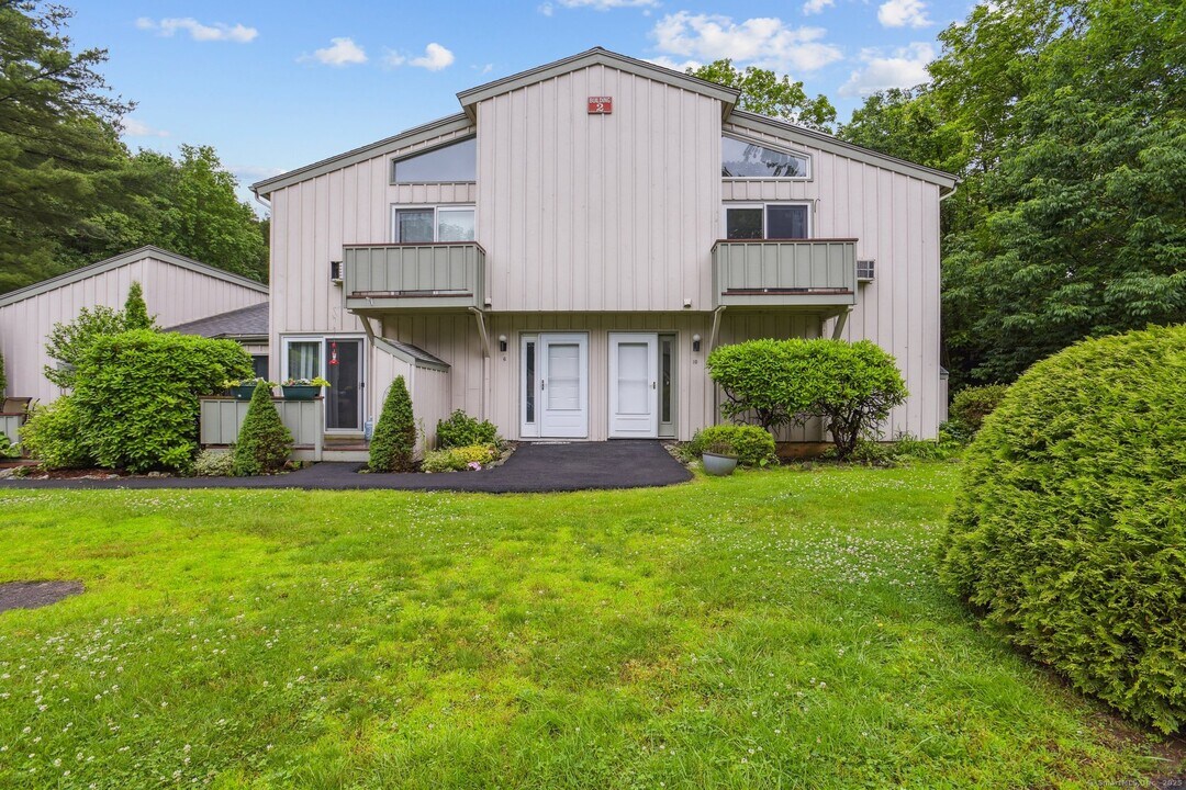 10 Wauwinet Ct in Guilford, CT - Building Photo