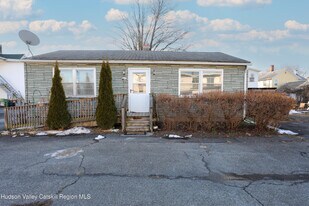 150-154-154 W Main St in Port Ewen, NY - Building Photo