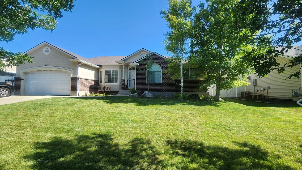 883 W 2100 S in Woods Cross, UT - Building Photo