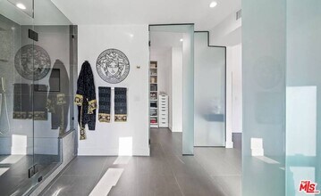 22616 Oxnard St in Los Angeles, CA - Building Photo - Building Photo