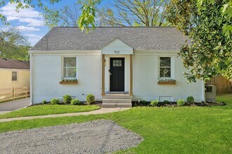 902 Broadmoor Dr in Nashville, TN - Foto de edificio - Building Photo