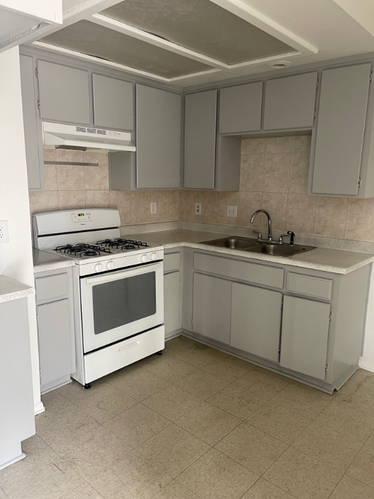 11222 Chamberlaine Way-Unit -9 in Adelanto, CA - Building Photo