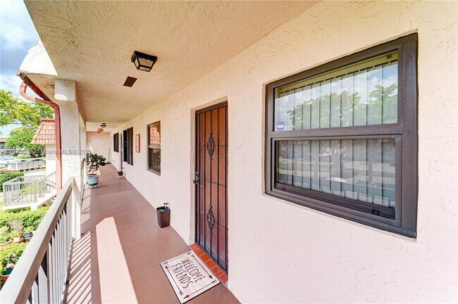 851 NE 207th Ln, Unit 203-13 in Miami, FL - Building Photo - Building Photo