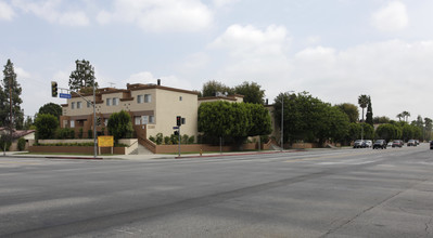 Victory Townhomes in Canoga Park, CA - Building Photo - Building Photo