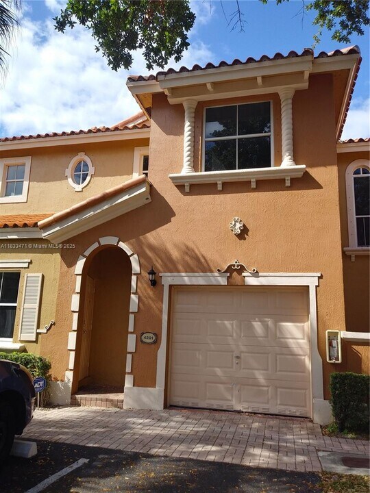 8425 NW 141st Terrace in Hialeah, FL - Building Photo