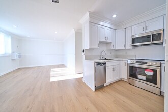 11510 Cumpston St in North Hollywood, CA - Foto de edificio - Building Photo