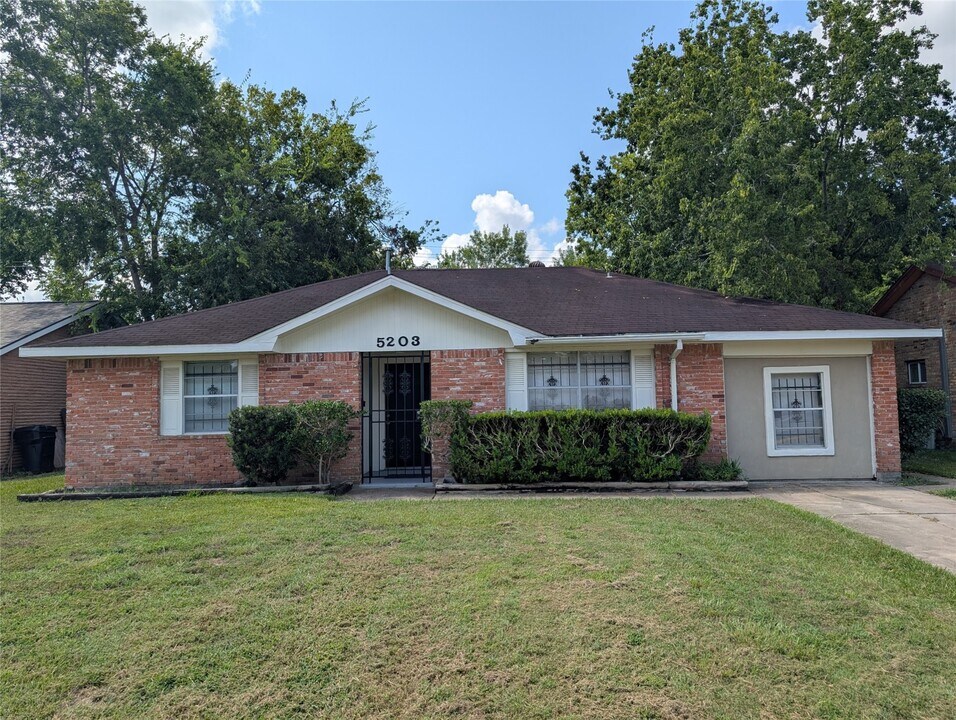 5203 Heathercrest Dr in Houston, TX - Building Photo