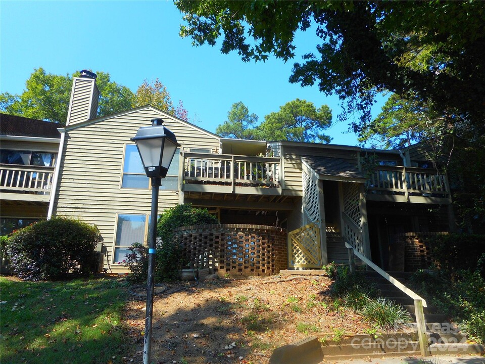 1612 Sharon Rd W in Charlotte, NC - Building Photo