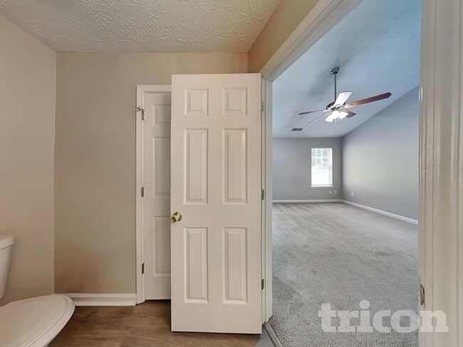 5545 Amber Cove Way in Flowery Branch, GA - Foto de edificio - Building Photo