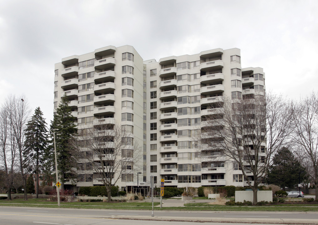 Lakewinds in Burlington, ON - Building Photo