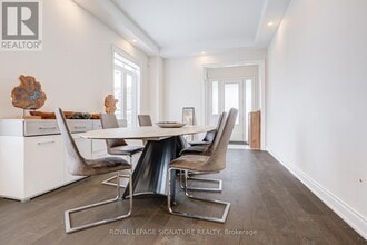 71 Maple Fields Cir in Aurora, ON - Building Photo - Building Photo