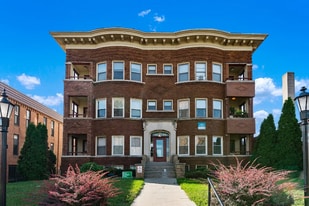 2311 W Wisconsin Ave in Milwaukee, WI - Building Photo