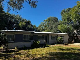 32 Bay Dr SE in Fort Walton Beach, FL - Building Photo