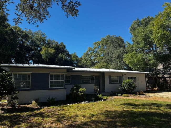 property at 32 Bay Dr SE