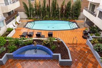 Carlyle Condominiums in Sherman Oaks, CA - Building Photo - Building Photo