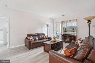 11322 Westbrook Mill Ln, Unit 204 in Fairfax, VA - Foto de edificio - Building Photo