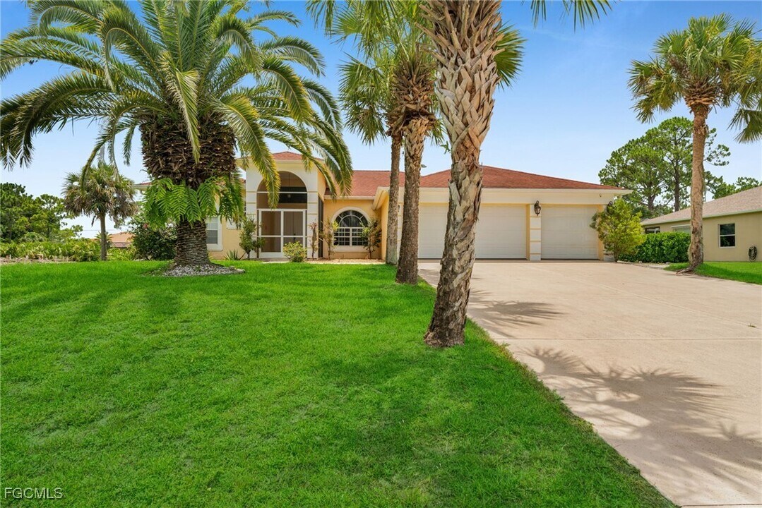 715 Hamilton Ave in Lehigh Acres, FL - Building Photo