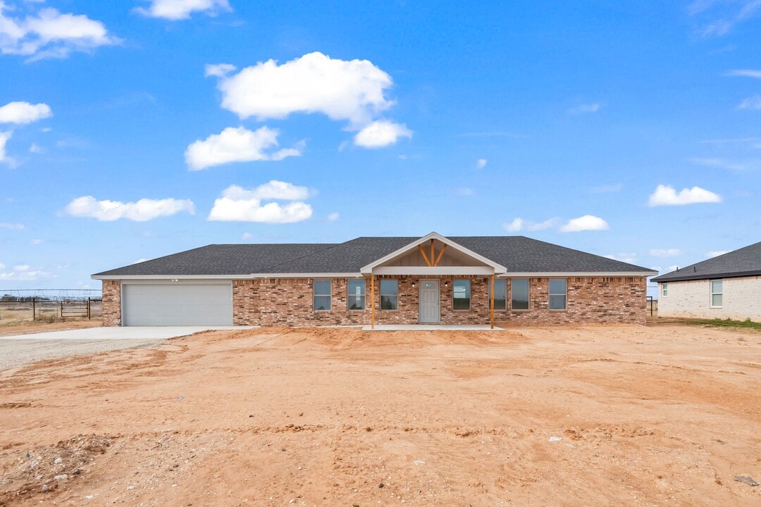 10501 N County Rd 2800 in Lubbock, TX - Building Photo