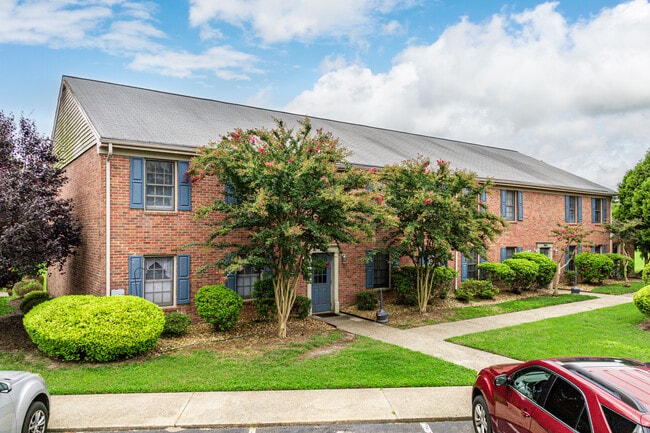 Colonial Point Apartments in Gloucester Point, VA - Foto de edificio - Building Photo