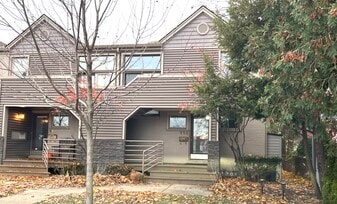 556 Bloomfield Ct in Birmingham, MI - Building Photo