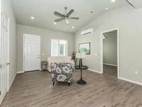 6016 E Sussex Way in Fresno, CA - Foto de edificio - Building Photo