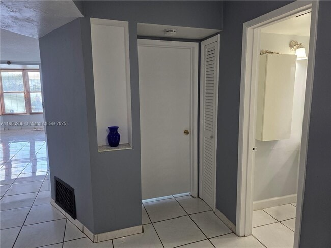 1350 NE 191st St in Miami, FL - Building Photo - Building Photo