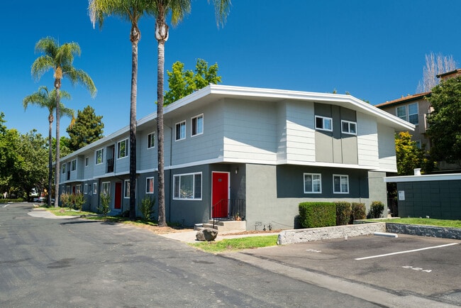 Parkway Apartments in Fremont, CA - Foto de edificio - Building Photo