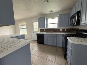 1207 Charles Dr in Alvarado, TX - Building Photo - Building Photo