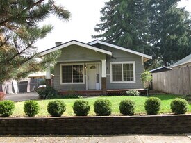 215 Vancouver Ave in Medford, OR - Building Photo