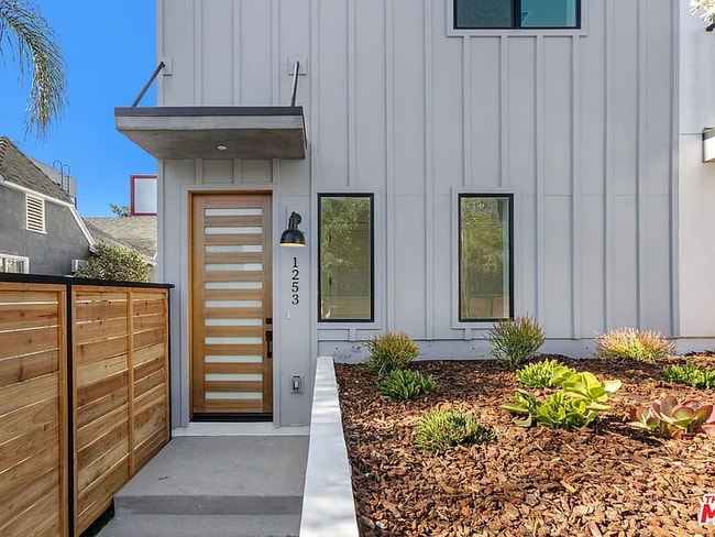 property at 1253 N Gower St