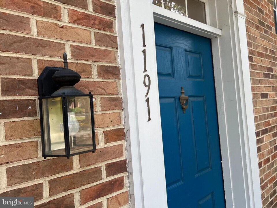 1191 Cypress Tree Pl in Herndon, VA - Building Photo