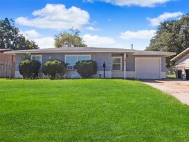 1411 15th Ave N in Texas City, TX - Building Photo