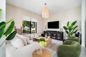 4408 NW 80th Ave in Doral, FL - Building Photo - Building Photo