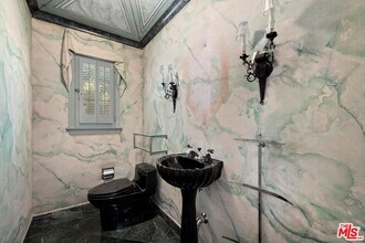 1029 Chevy Chase Dr in Beverly Hills, CA - Building Photo - Building Photo
