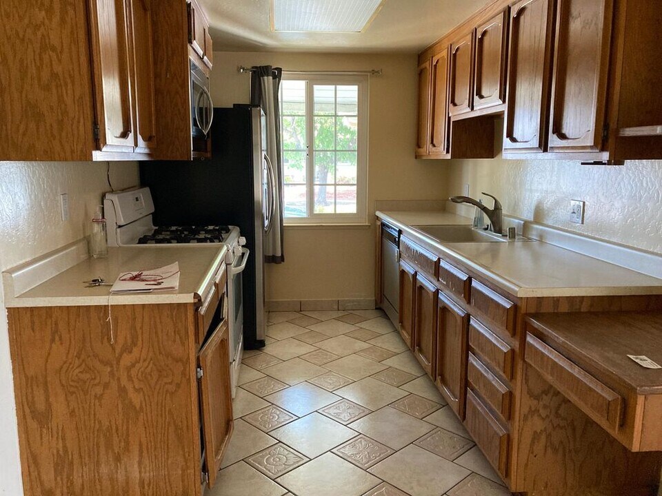 1123 Merritt Ln in Hayward, CA - Building Photo