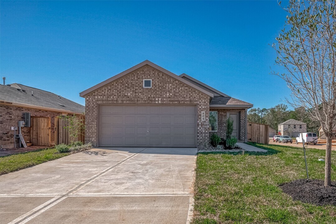 804 Vlg Brk Dr in Willis, TX - Building Photo