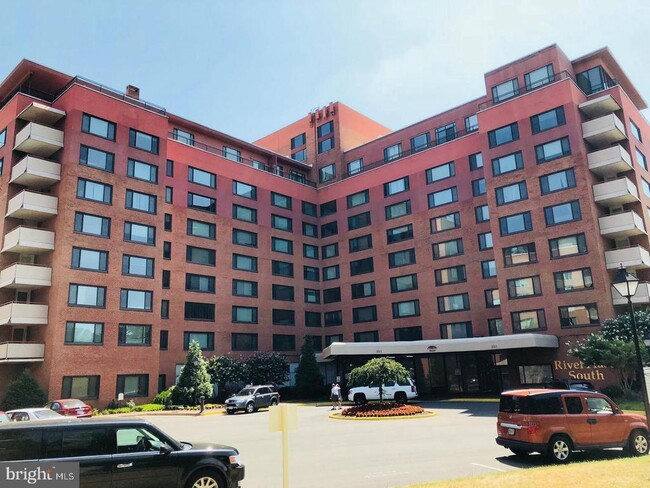 property at 1021 Arlington Blvd