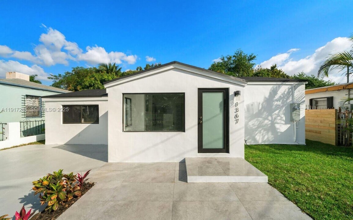 1367 NW 41st St in Miami, FL - Building Photo