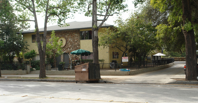 1599 N Raymond Ave in Pasadena, CA - Foto de edificio - Building Photo