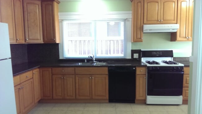 915 Grand Ave in South San Francisco, CA - Foto de edificio - Building Photo