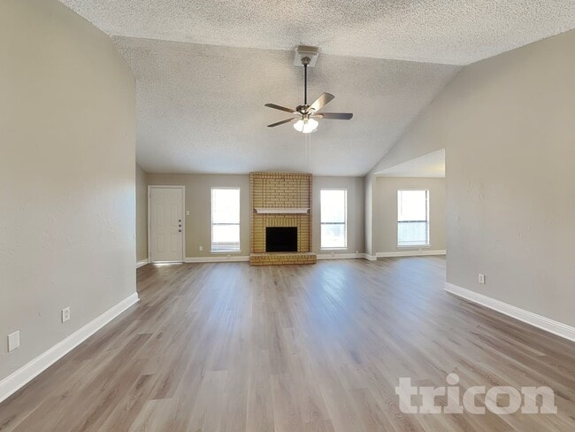 6211 Minuteman Ln in Arlington, TX - Foto de edificio - Building Photo